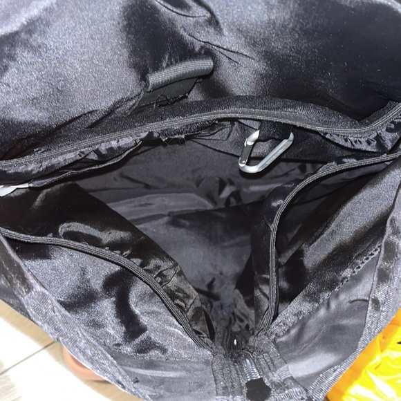 Bench black backpack with yellow waterproof cover built in - Picture 9 of 12